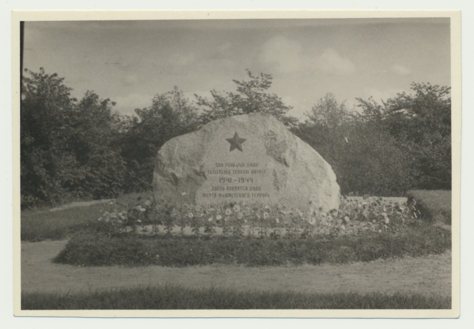 foto, Viljandi, Huntaugu, fašismiohvrite mälestuskivi, u 1950, foto T. Parri?