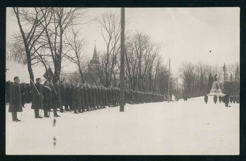 fotopostkaart, Viljandi, Vabaduse plats, Eesti Vabariigi sünnipäev, sõjaväelased, Jaani kirik, ausammas, u 1935