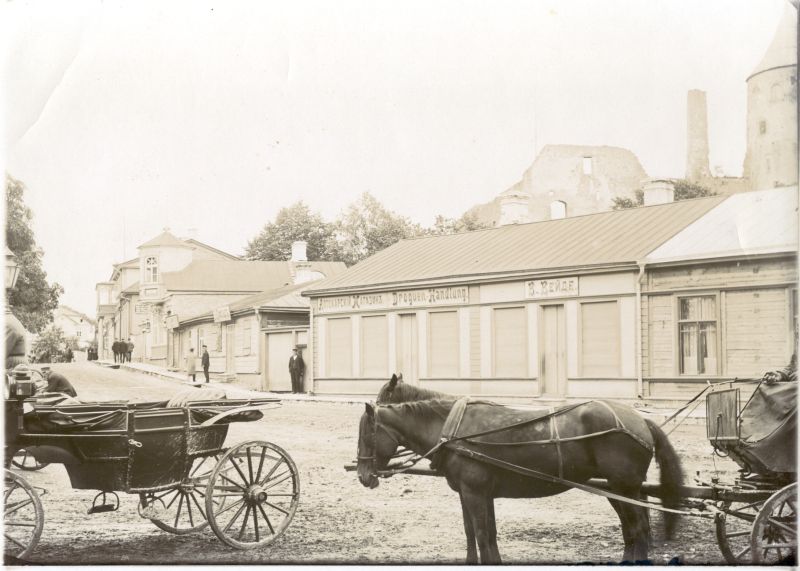 Foto. Rootsiturg ja Karja tänava algus Haapsalus. Esiplaanil Rootsiturul seismas kaks voorimehetroskat.  u 1900.