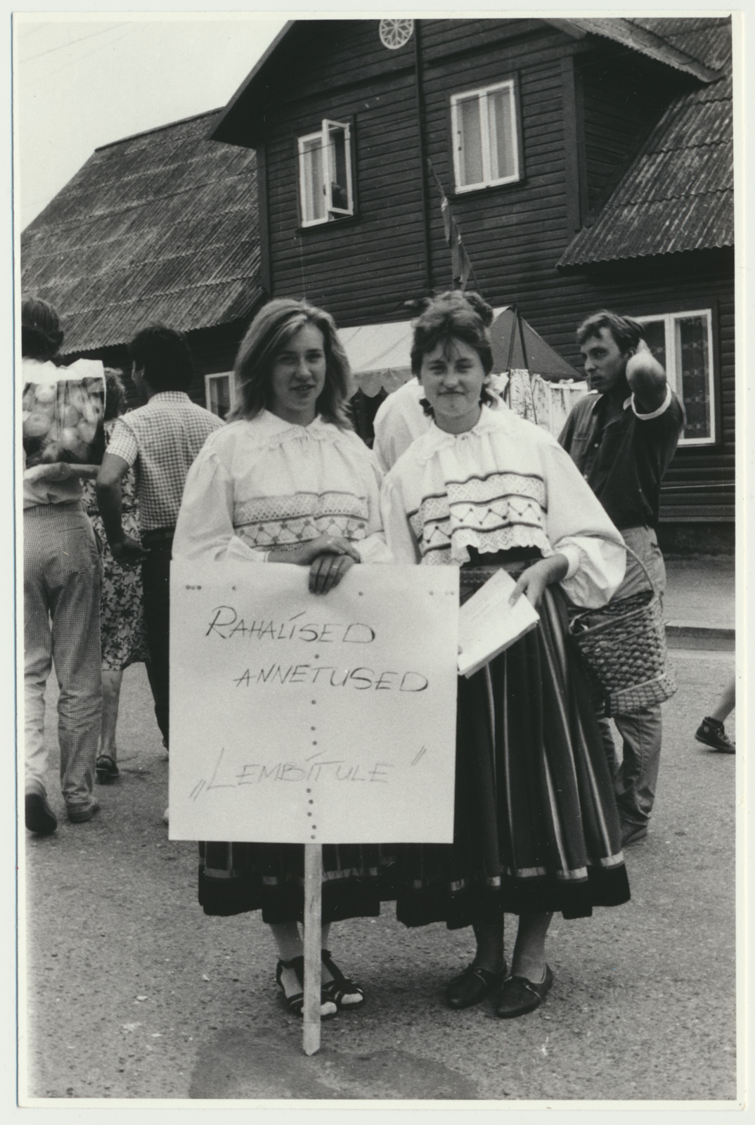 foto, Viljandimaa, Suure-Jaani 50, annetuste kogujad, 1988
