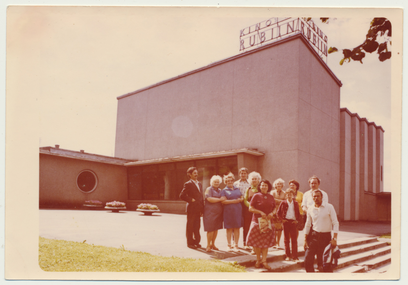 värvifoto, Viljandi, kinotöötajad kino Rubiin ees, esiplaanil kinovõrgu juht Valeri Lukka 1982