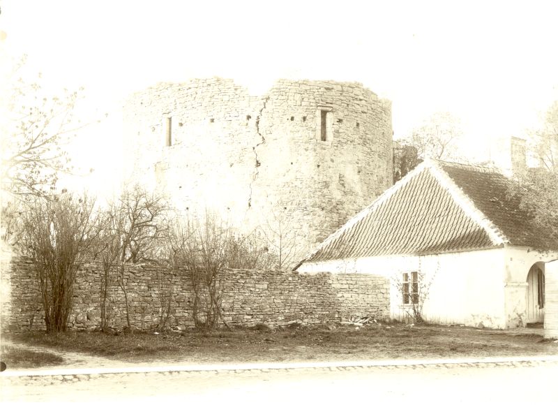 Foto. Haapsalu piiskopilinnus, vaade lossiplatsilt peavärava suunas, mille ees nähtaval osa vaekojast. 19. saj lõpp.