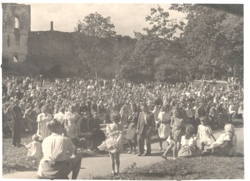 Foto. Haapsalu laulupäev 21.07.1948 lossiaias. Vaade publikule.