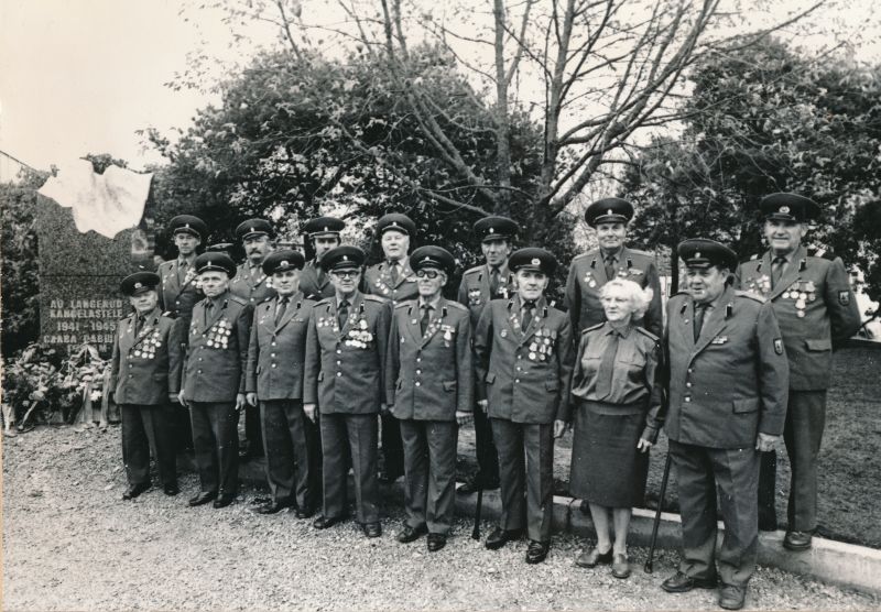 Foto. Sõjaveteranide ansambel Tungal Haapsalu vennaskalmistul. 24.09.1984. Asub HM 8294:4 kogus.