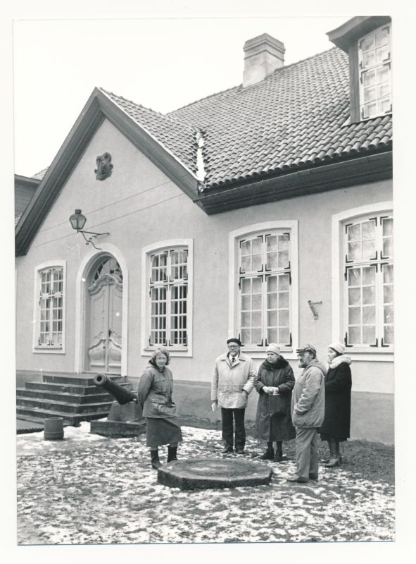 Foto. Toomkiriku kell saadeti õigesse kohta tagasi.Muuseumi töötajad vasakult: A.Veenpere, I.Taal, J.Liit, T.Sõelsepp, H.Rääli.