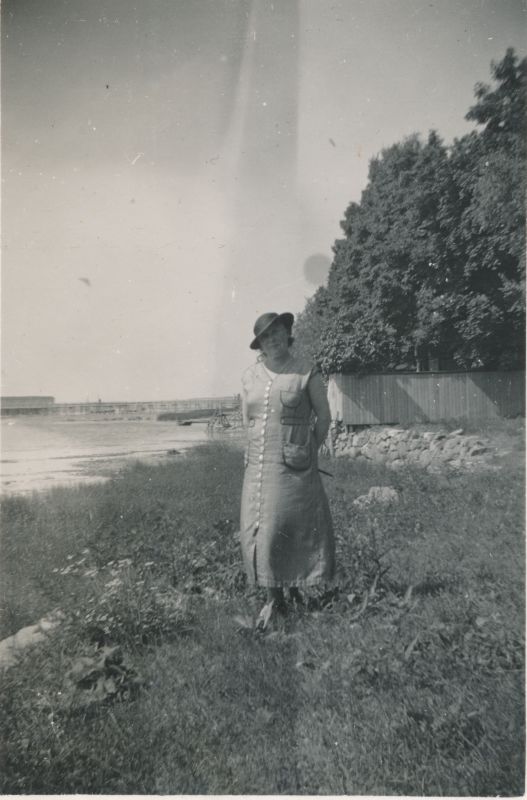 Foto. Naine kübaraga Õhtu kalda ääres. 1936.  Albumis HM 8466:1. Kuulunud kapten Harald Dampffile.