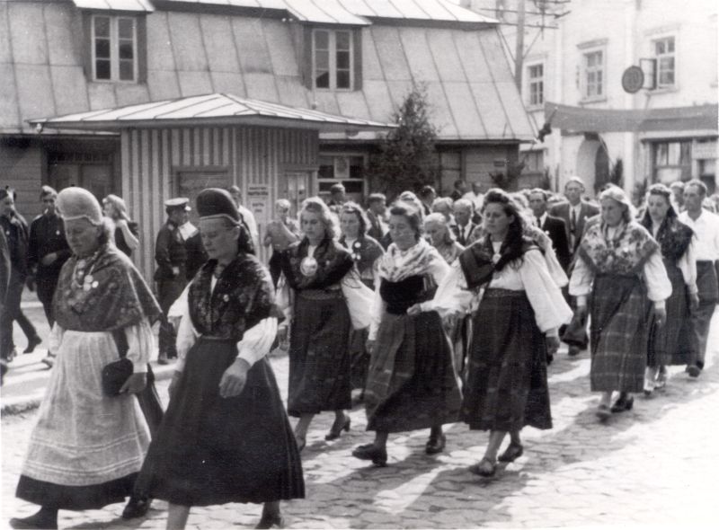 Foto. Läänemaa laulupeo rongkäik Haapsalus Karja t. 5 maja ees. 1947.