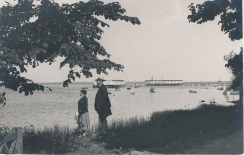 Foto. Olga ja Harald Dampff Õhtu kalda rannal. 1932. Albumis HM 8466:1. Kuulunud kapten Harald Dampffile.