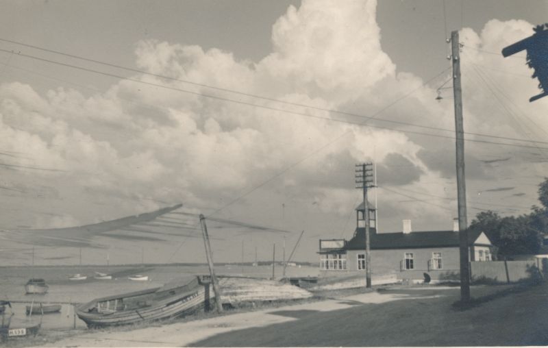 Foto. Merejahtklubi hoone ja paadid kaldal ja vees. 1936. Albumis HM 8466:1. Kuulunud kapten Harald Dampffile.