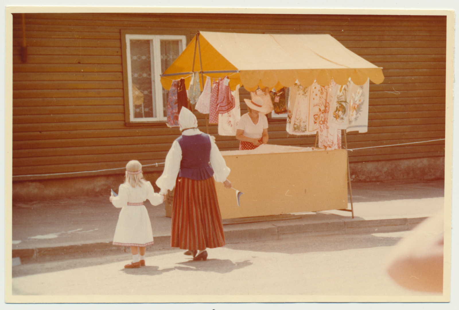 värvifoto, Viljandimaa, Suure-Jaani, tänaval müügilett, 1988