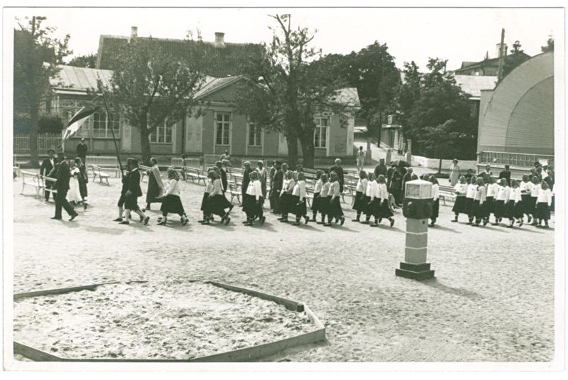 Foto. Eestirootslaste laulupeo rongkäik promenaadil kõlakoja lähedal. 1933.  Albumis HM 8466:1. Kuulunud kapten Harald Dampffile.