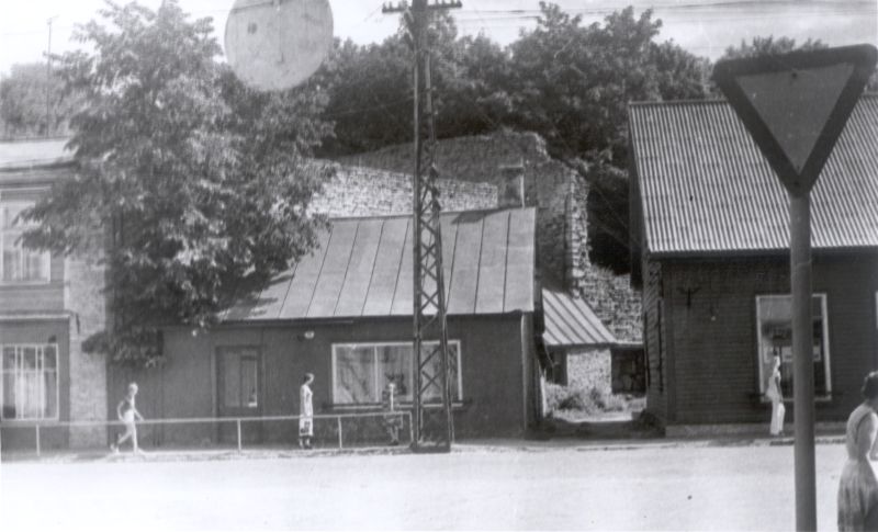 Foto. Maja Haapsalus, Karja 15 (pildistamise ajal Võidu 15. 1992 aastast Juta äri). 02.07.1980, Asta Veenpere.