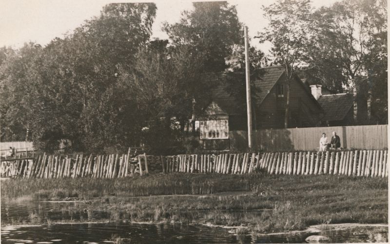 Foto. Vaade Õhtu kalda kaldakindlustustele ja majale tänava alguses. 1930. Albumis HM 8466:1. Kuulunud kapten Harald Dampffile.