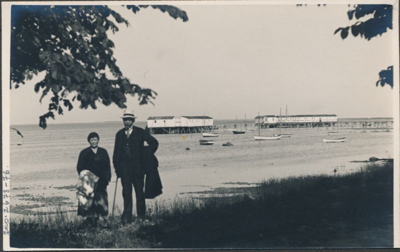 Foto. Dampfi album. Vaade supelmajadele Õhtu Kaldalt. Kapten Dampf abikaasaga.1930ndad.