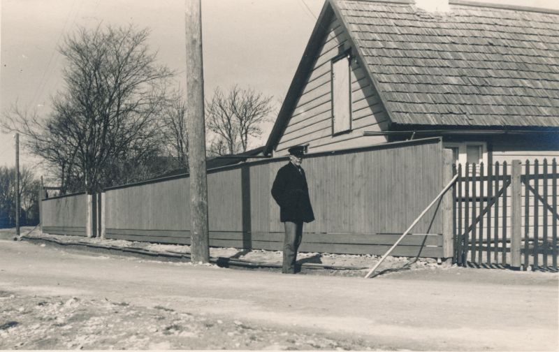 Foto. Uus piirdeaed Uus-Sadama tänava ääres. 1938. Albumis HM 8466:1. Kuulunud kapten Harald Dampffile.