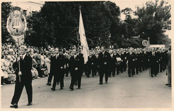 Tartu Ülikool. Tartu Üliõpilasmeeskoor üldlaulupeo rongkäigus 1960.a.