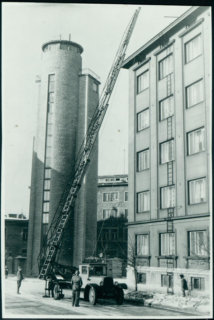 Mehaaniline autoredel tuletõrjehoone taustal, 1958.a.