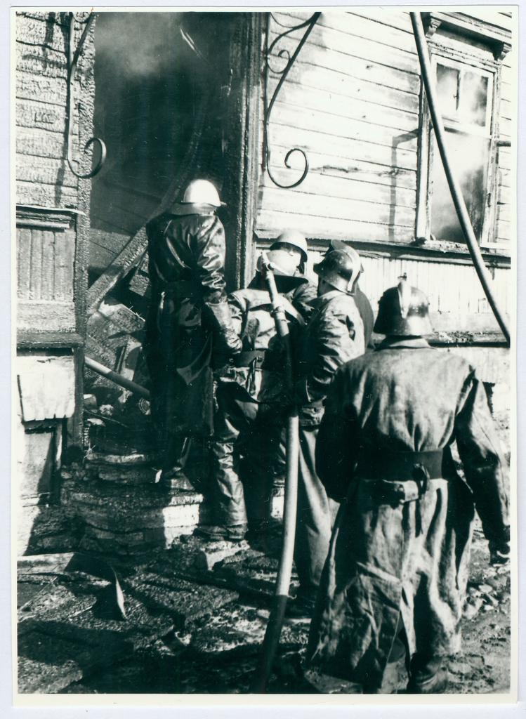 Operatiivkorrapidaja Võrk juhatab tuletõrjujaid. 1960.