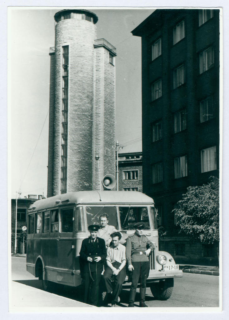 Tuletõrje agitatsiooniauto Raua tn tuletõrje hoone ees 1959