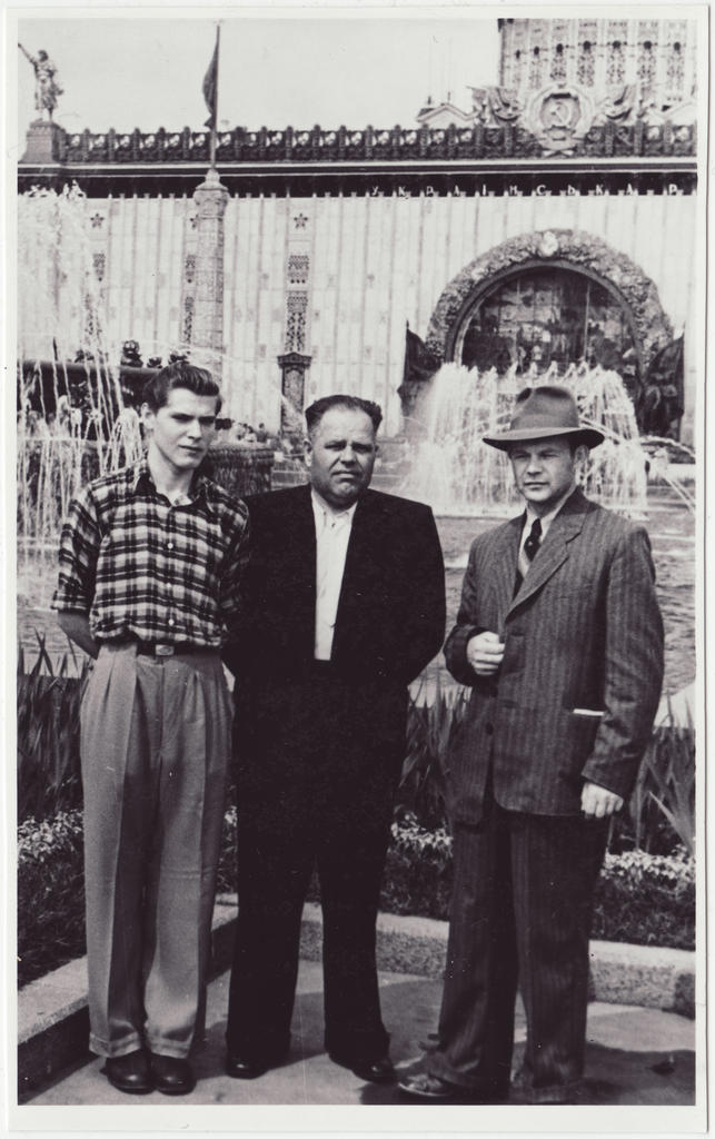 Kõrgem tuletõrjetehniline kursus Moskvas: paremalt H. Arro, G. Korjak ja tema poeg, 1957.a.