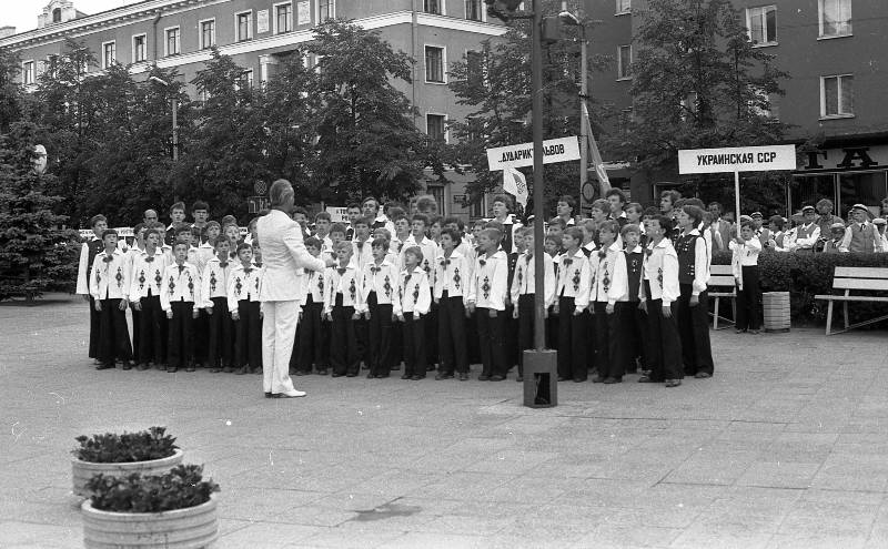Negatiiv. III poistekooride laulupidu Tartus 1986. A. Nilsoni kogu. Külaliskoori esinemine.