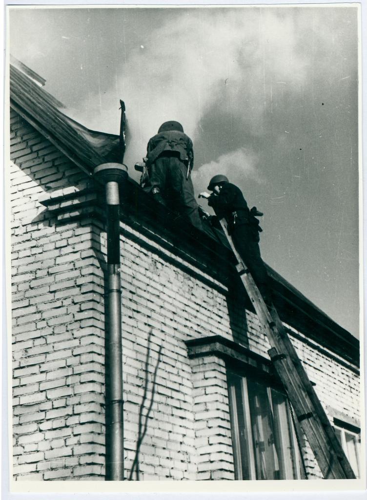 Tulekahju kustutamine Loigemi individuaalelumaja katusel Nõmmel 1960