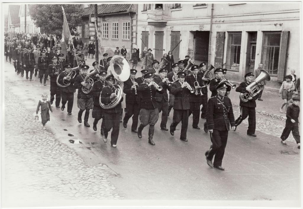 Viljandi VTÜ 80 aastapäev, ühingu orkester marssimas