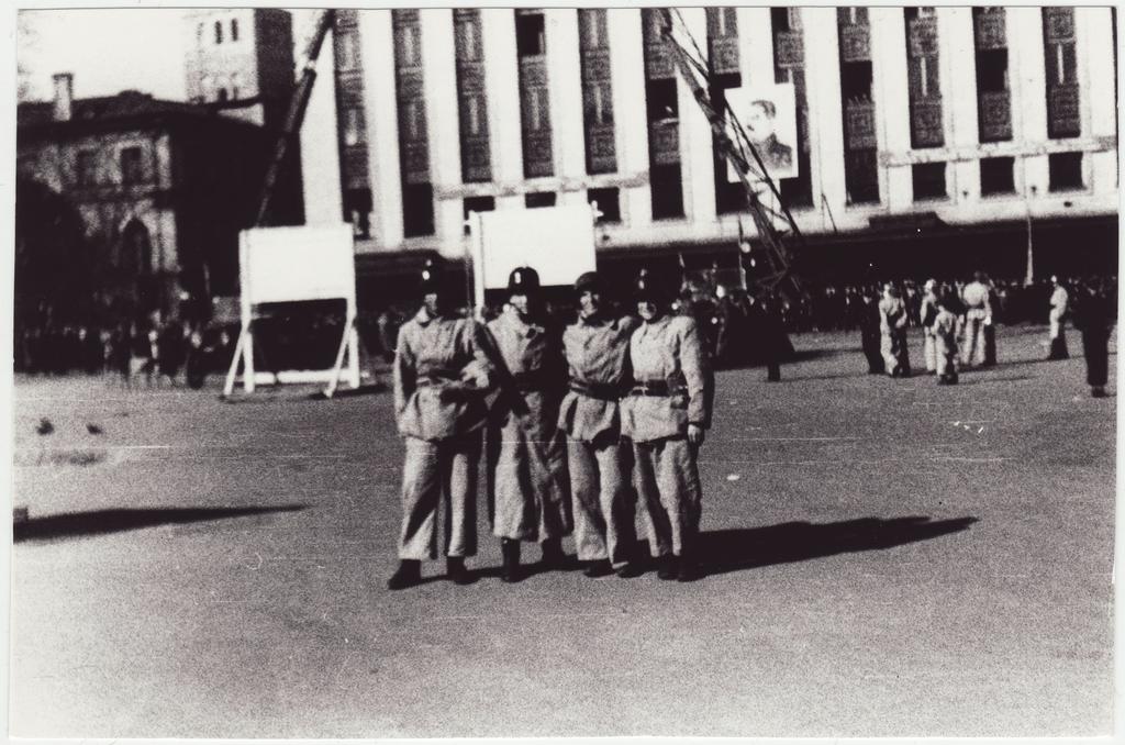 Nõukogude tuletõrje 30 aastapäeva tähistamine, neli tuletõrjujat takistusriba taustal