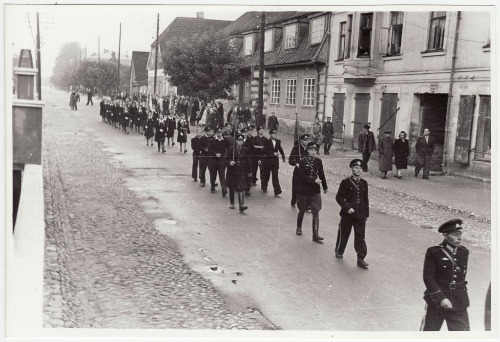 Viljandi VTÜ 80. aastapäev, ühingu liikmete kolonn marssimas