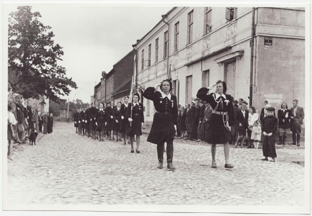 Viljandi VTÜ 80 aastapäev, ühingu naisliikmete kolonn marssimas