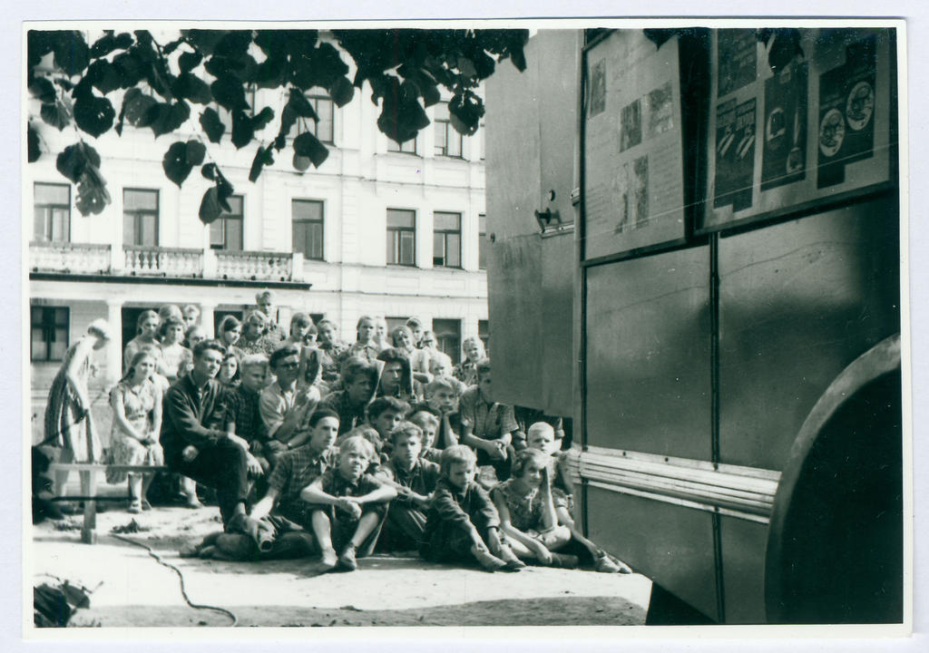 Tuletõrje agitatsiooniauto päevakino jälgivad õpilased 1959