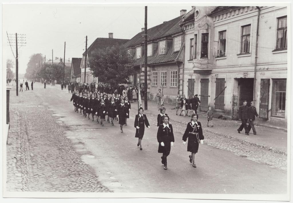 Viljandi VTÜ 80 aastapäev, ühingu naisliikmete kolonn marsimas