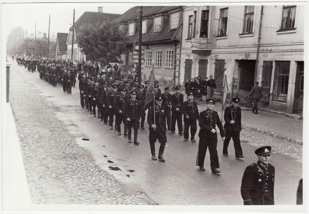 Viljandi VTÜ 80 aastapäev, ühingu liikmete kolonn marssimas