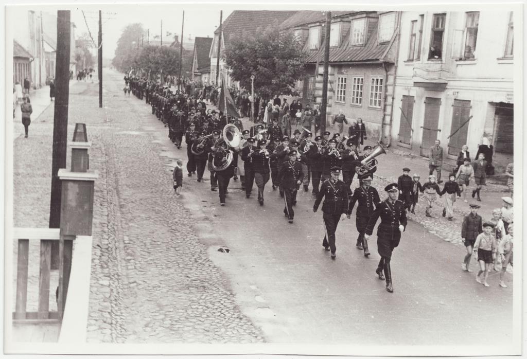 Viljandi VTÜ 80 aastapäev, ühingu liikmete kolonn marssimas