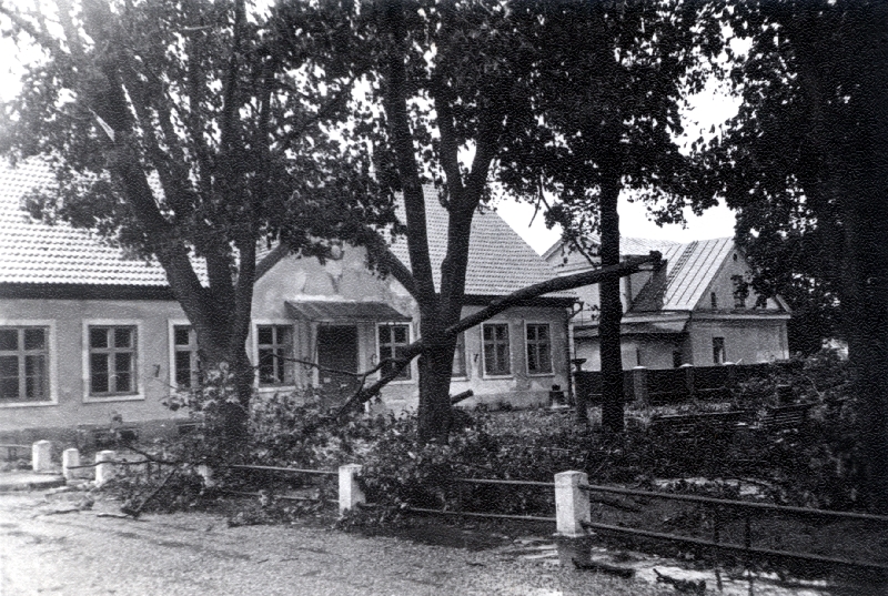 Foto. Haapsalu muuseumi hoone ja selle esine park pärast tormi. 7. aug. 1967. Fotogr. R. Kalk.