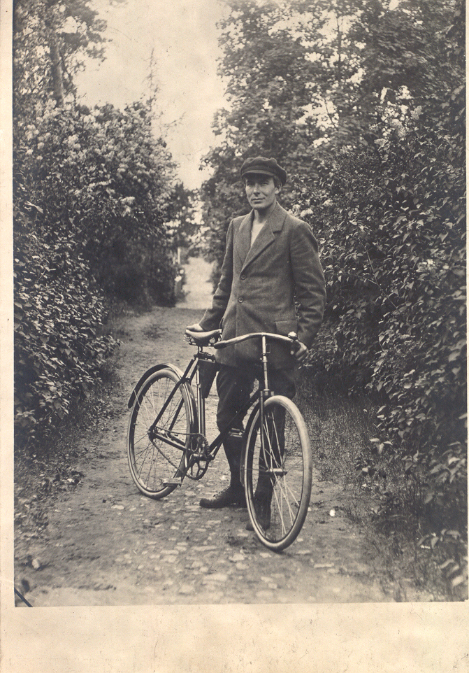 Foto Rudolf Aleksa jalgrattaga metsateel 1923.a.