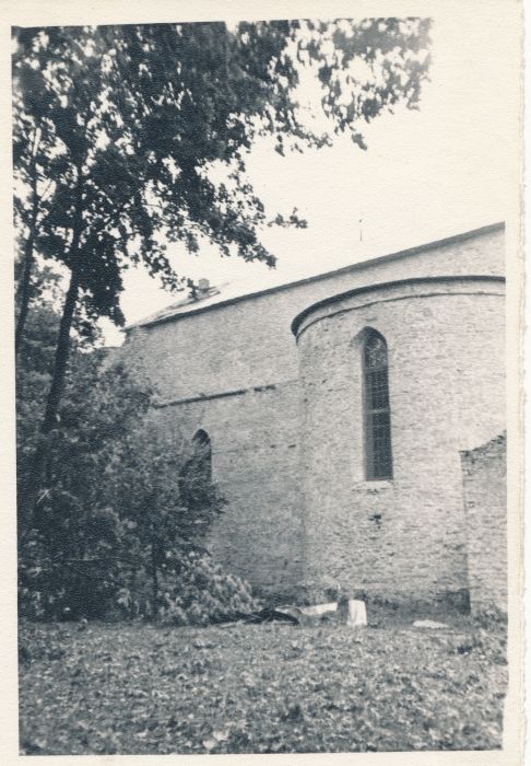 Foto. Vaade Haapsalu toomkiriku ristimiskabelile ja selle lähemale ümbrusele pärast tormi. 7. aug. 1967. Fotogr. R. Kalk.