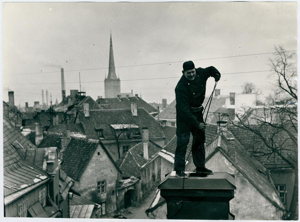 Korstnapühkija E.Veskimägi korstnal tööd tegemas, 1968.a.