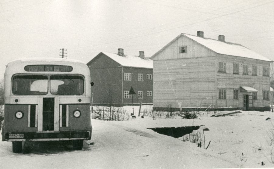 Foto, tööliste elamuid Lähkma metsapunktis.