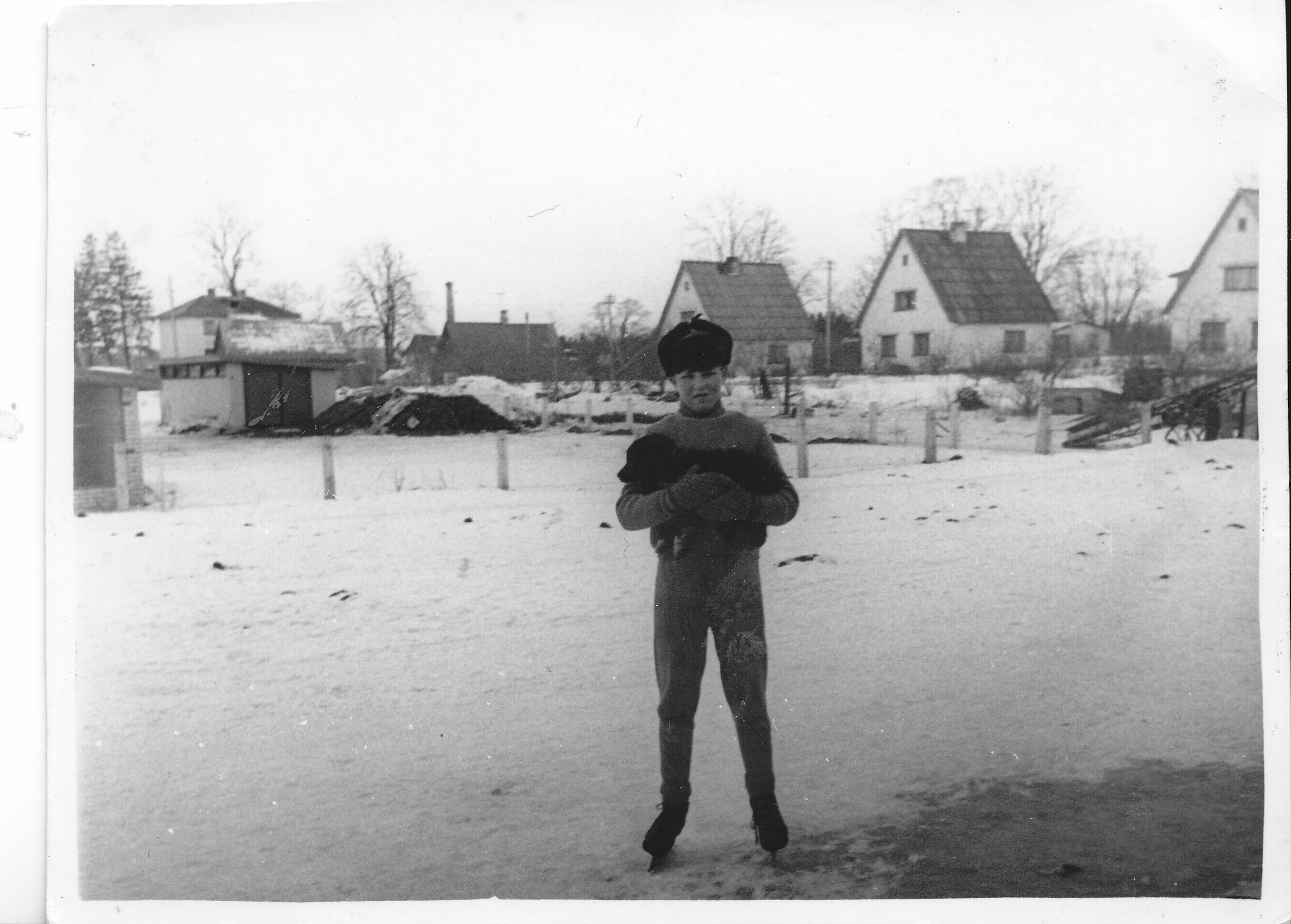 Arno Kumm Lasila on the background of individual houses
