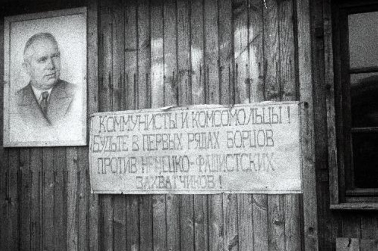 The slogan on the wall of the temporary station building of Jõgeva. 12.1944