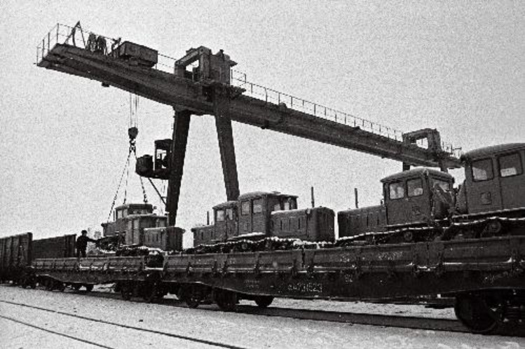 Unloading T-74 tractors that arrived at the farms of Jõgeva district. 03.1976