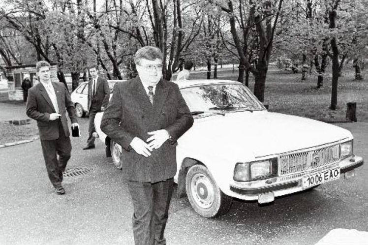 Prime Minister Edgar Savisaar in the village of Jõgeva County 05.1991