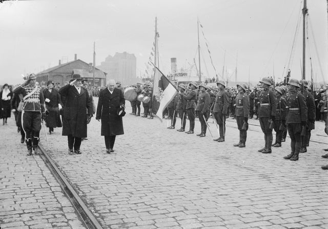 The President of the Republic p. e. Svinhufvud and the Estonian Head of State Jaan Teemant inspect the honorary company at the port of Tallinn