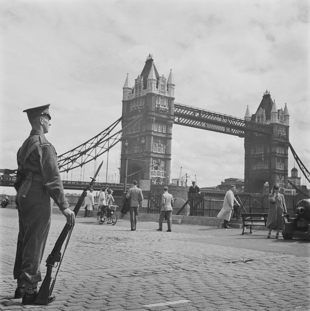 vartija Lontoon Tower Bridge-sillalla