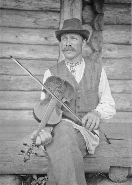 Left-hand violin player Andre Vasila