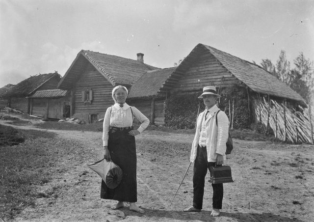 Collectors of folk heritage Anna Raudkats and a. o. Väisänene village