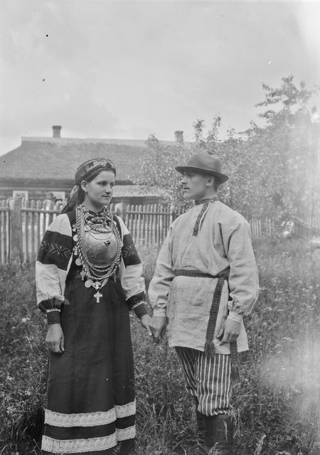 NESTORi Hemmo bride and a. o. Väisänen’s bride in the suit