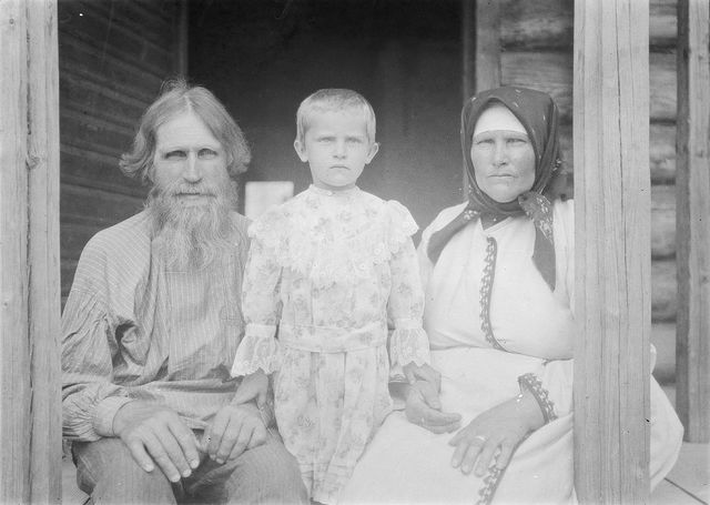 Grandpa Petra Ivan, daughter-in-law Semmeni Manni and grandmother Miko Matro