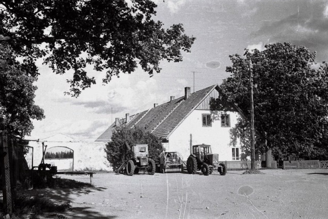 Next to the manor of Kuremaa